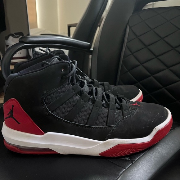 Men's Jordan Max Aura Black/Gym Red 9/10 - Picture 5 of 9